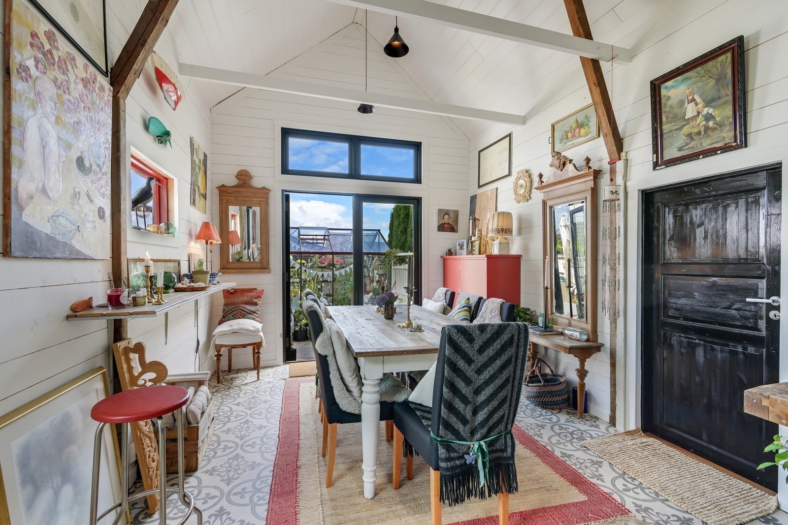 Det er dør inn til en god langringsbod Galleribilde