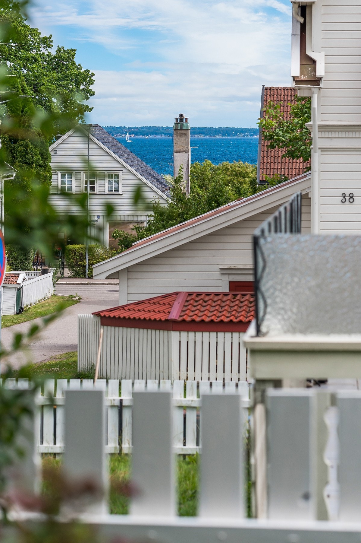 Det er litt utsikt ned mot fjorden fra begge etasjer Galleribilde
