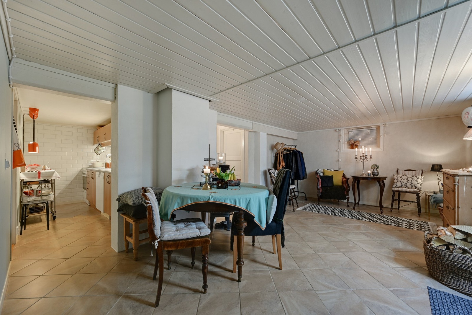 Kjellerstue med kjøkken - dog ikke godkjent til varig opphold Galleribilde