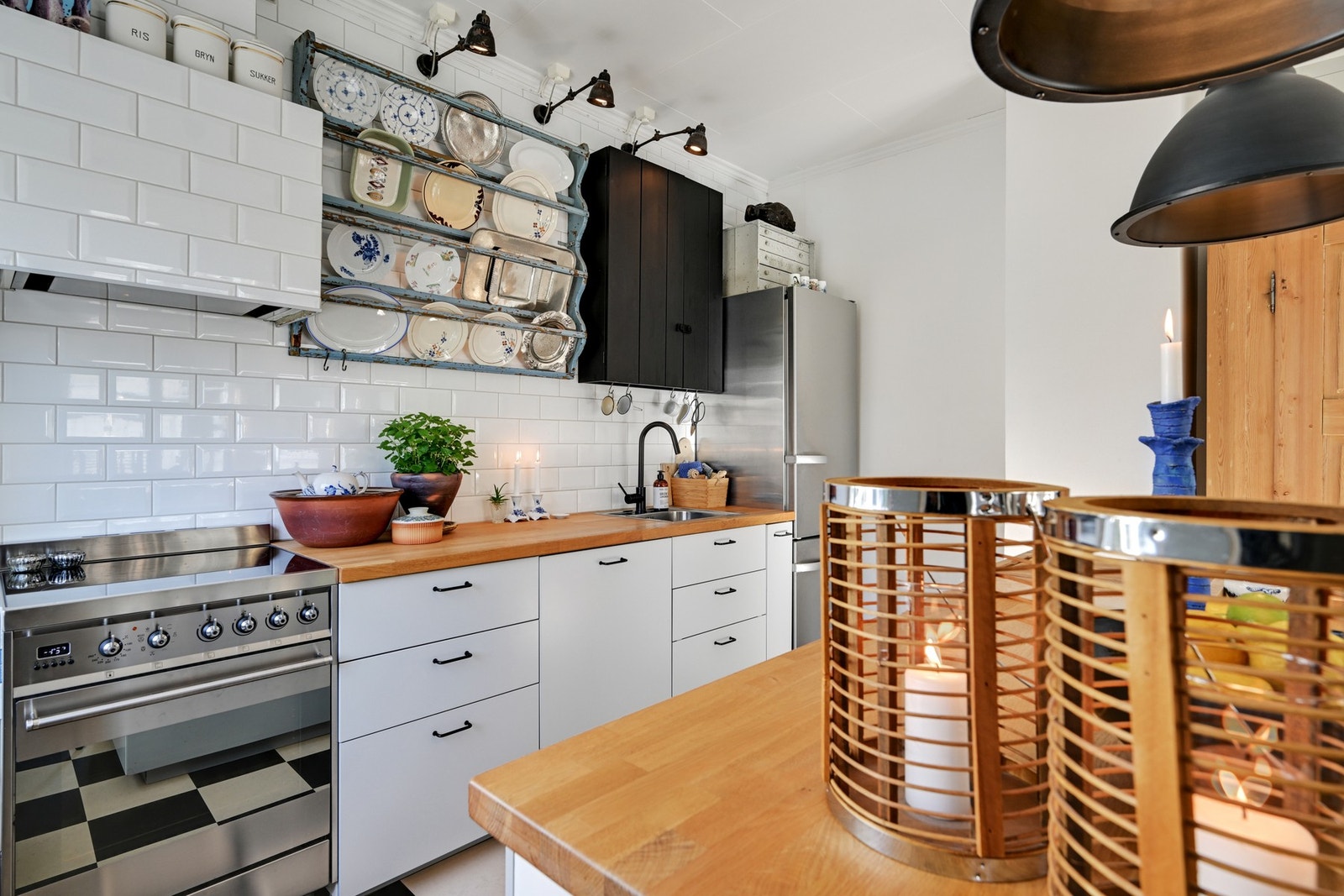 Gråmalt innredning med heltre benkeplater Galleribilde