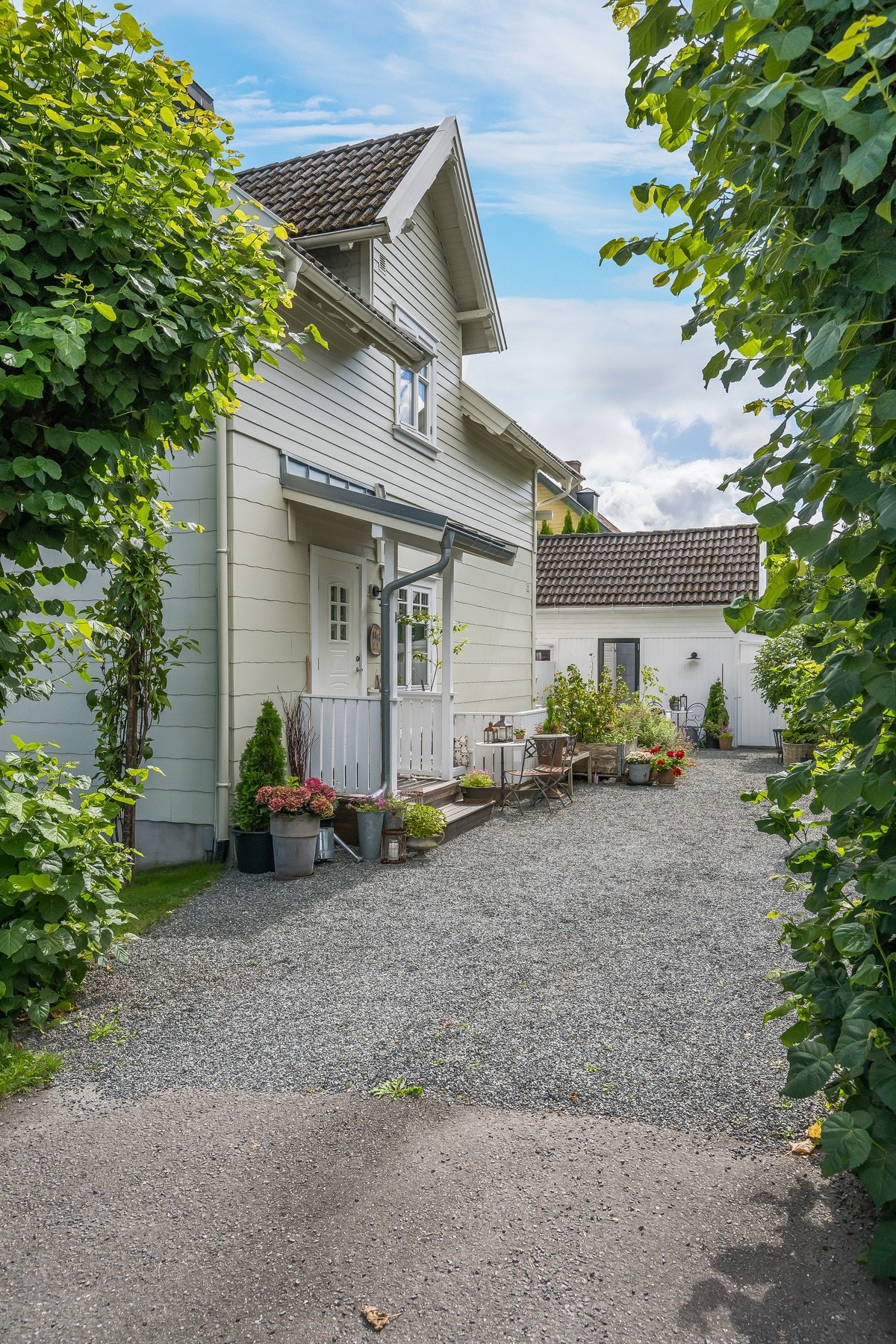 I enden av gårdsplassen finner vi boligens flotte hagestue Galleribilde