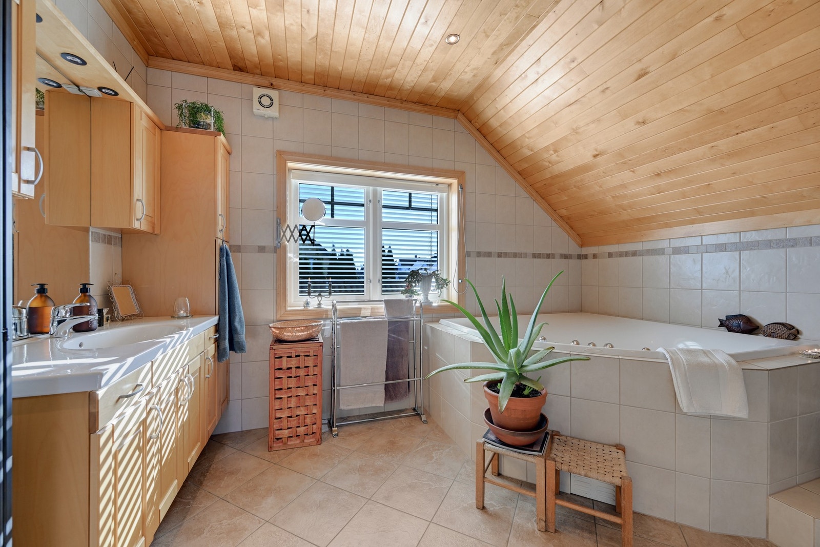 I denne etasjen finner vi boligens hovedbad - et stort og flislagt bad med gulvvarme Galleribilde