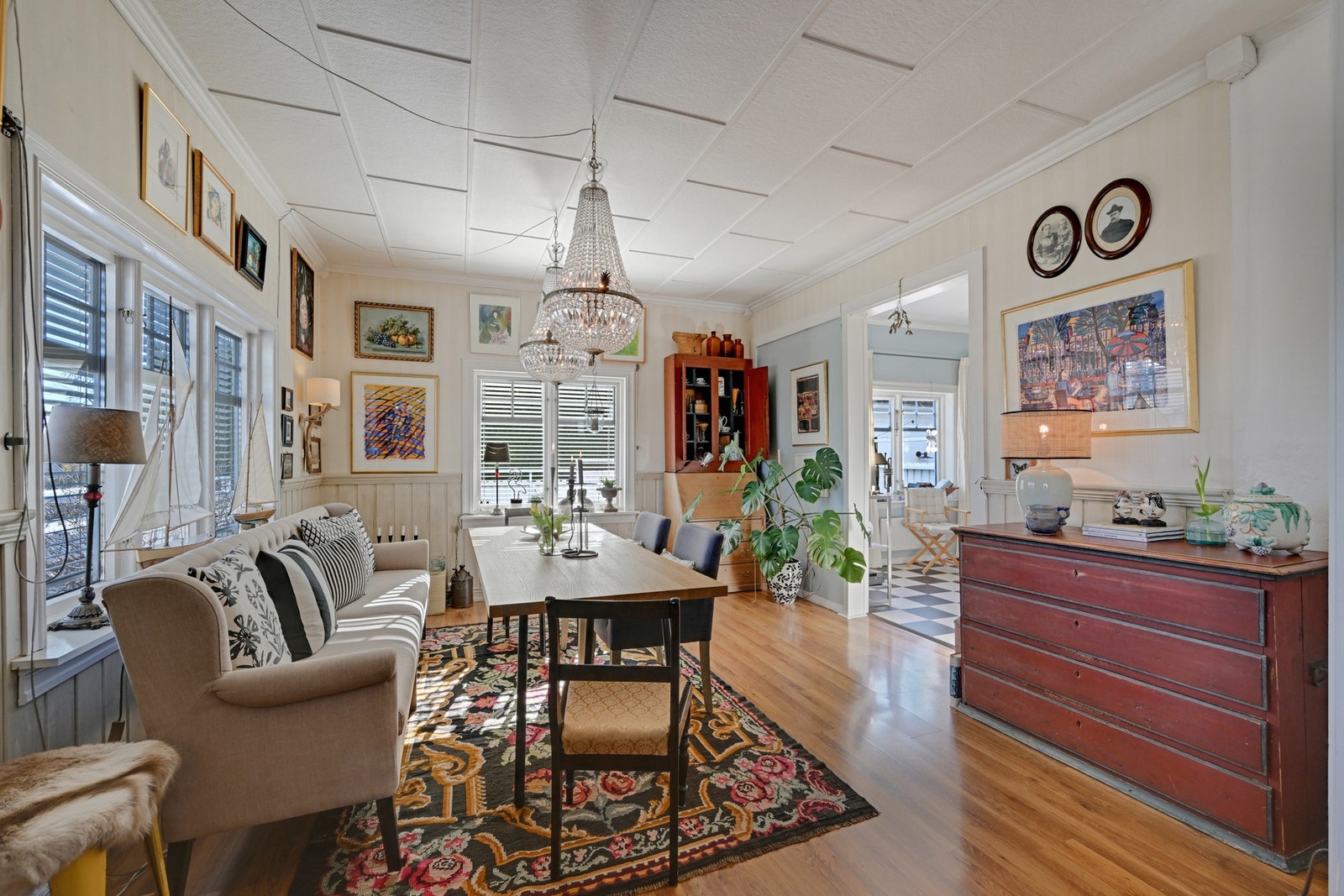 God plass for langbord og kort vei til kjøkkenet Galleribilde