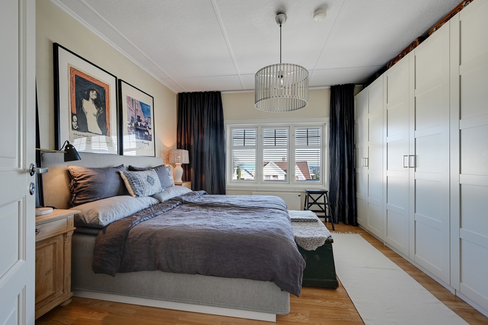 Hovedsoverom med soloppgang fra egen seng Galleribilde