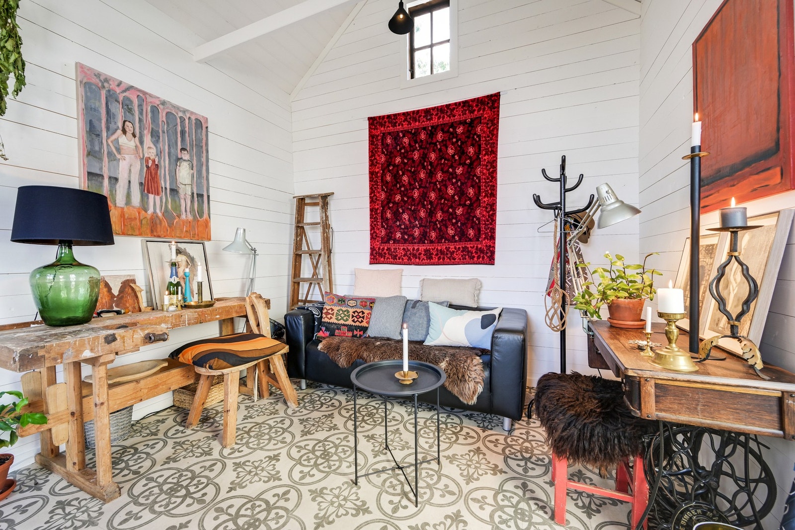 Det er innlagt strøm og kan brukes som både stue, atelie, hobbyrom mm - her trives både små og store.... Galleribilde