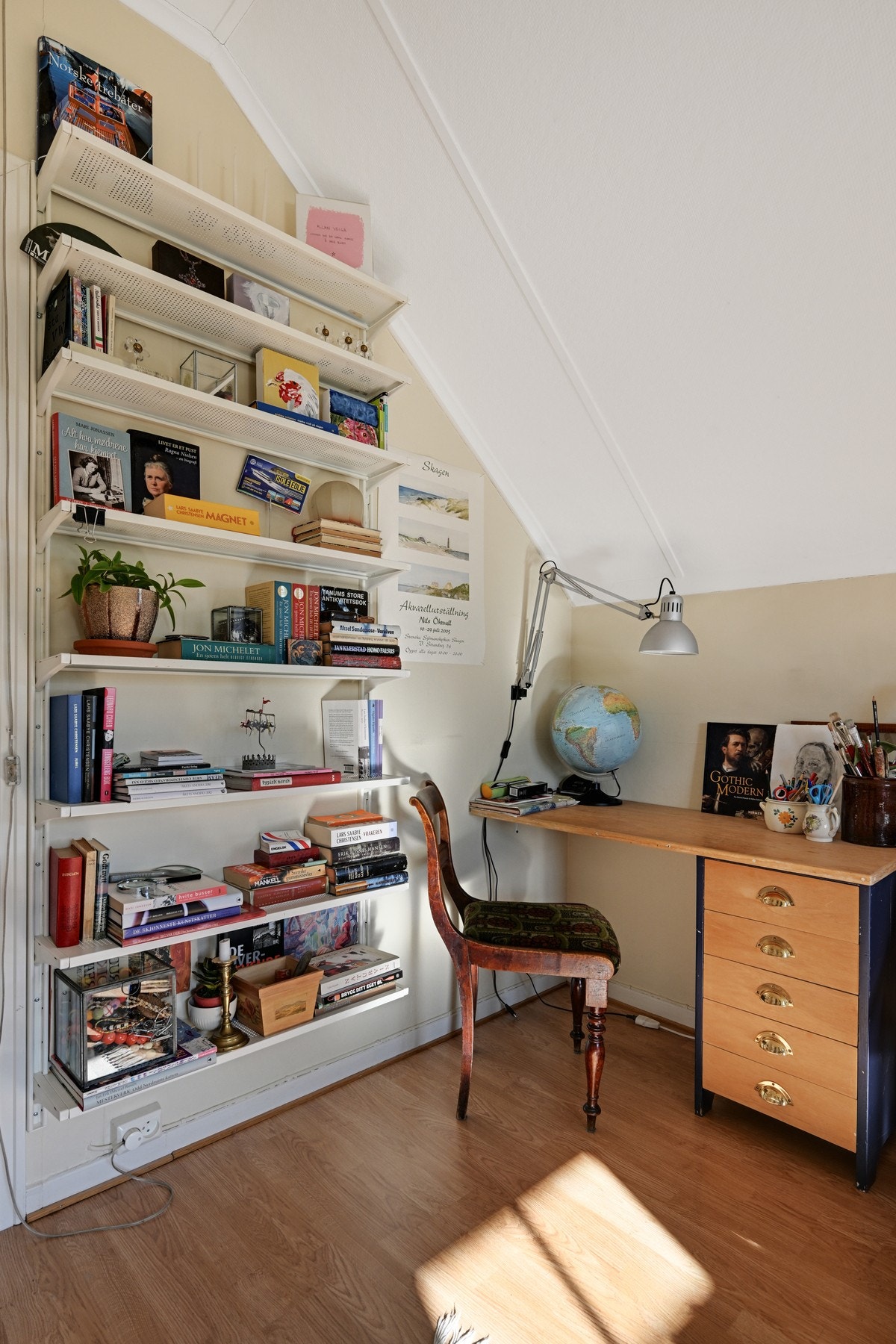 Det er også "kontoravd." på dette soverommet Galleribilde