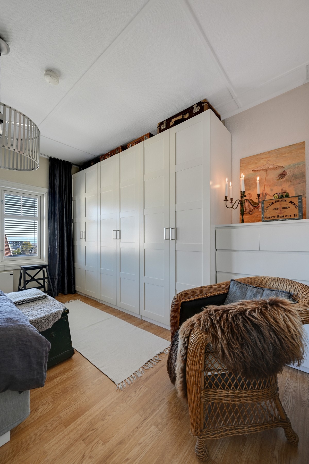 Det som vi ser også godt med skapplass på dette soverommet Galleribilde