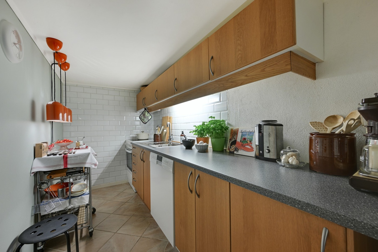 Kjøkken med hvitevarer og godt med benkeplass Galleribilde