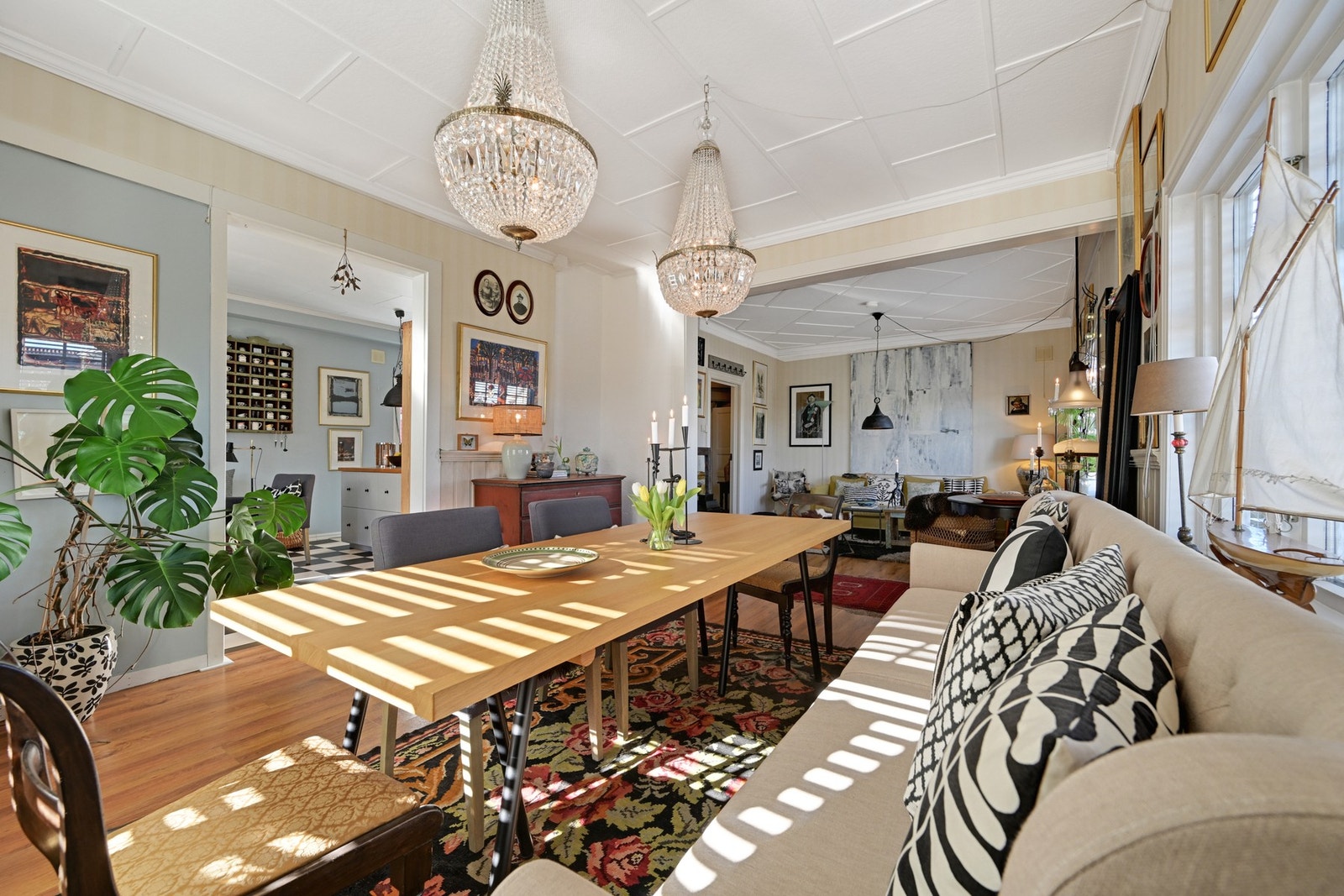 Her ser vi begge stuene og det flotte kjøkkenet/allrommet til venstre Galleribilde