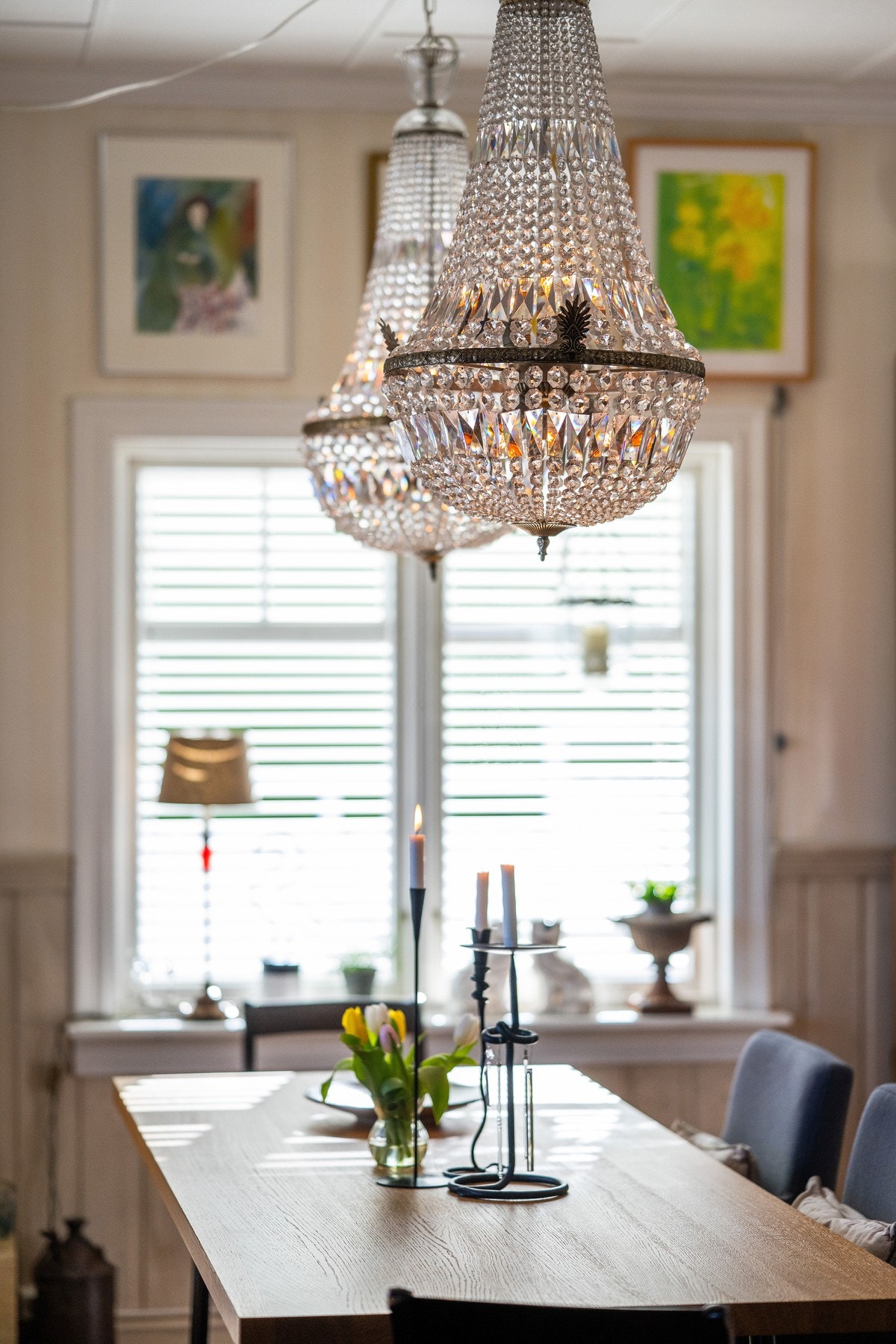 De to lysekronene kan eventuelt kjøpes av selger Galleribilde