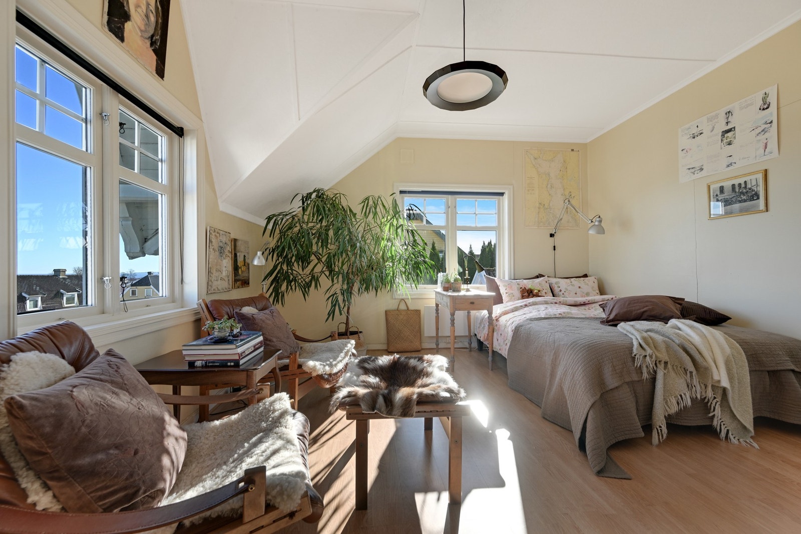 Soverom III med vinduer både mot syd og øst Galleribilde