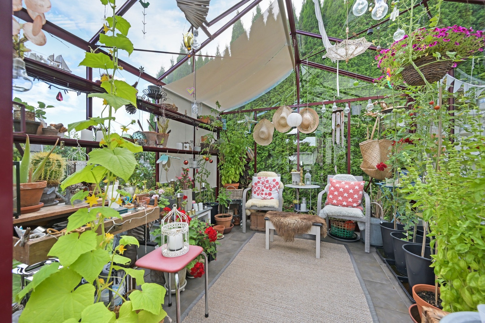 Her kan gartneren ta seg en pause mens regnet trommer på taket... Galleribilde