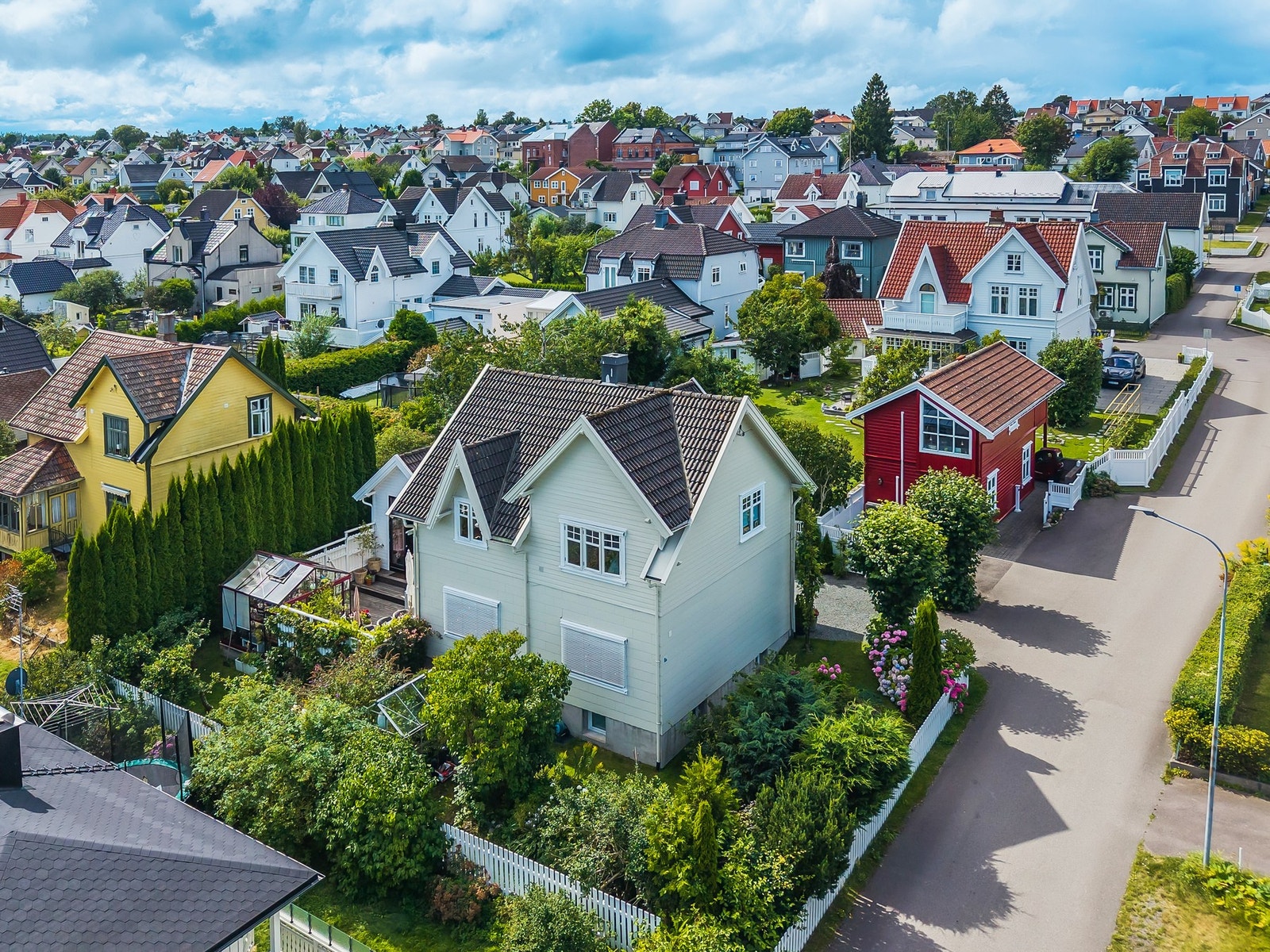 Eldre enebolig med en drøm av av en hagetomt i byen Galleribilde