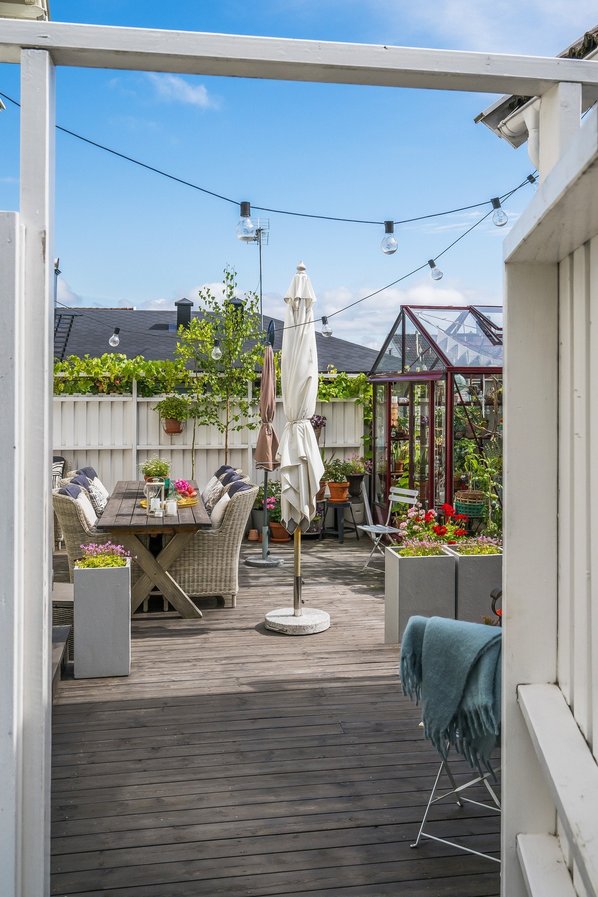 Dette er deler av terrassen rett på utsiden av hagestuen Galleribilde