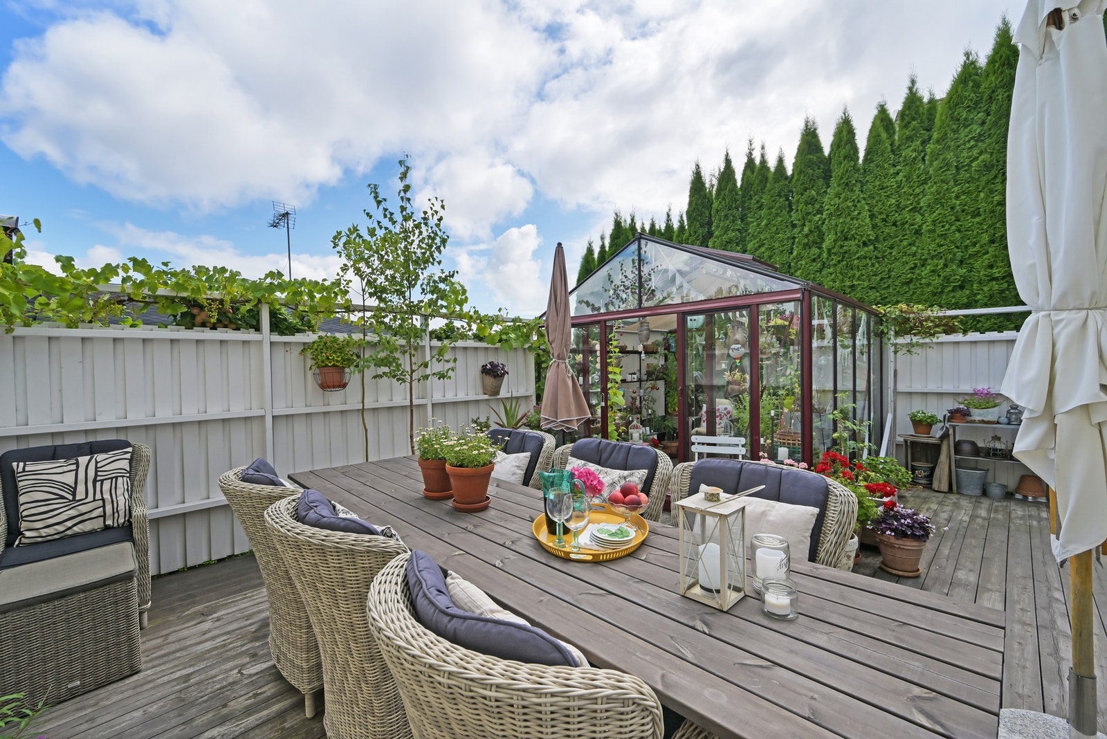 Her ser vi litt av den store terrassen som ligger på utsiden av kjøkkenet Galleribilde