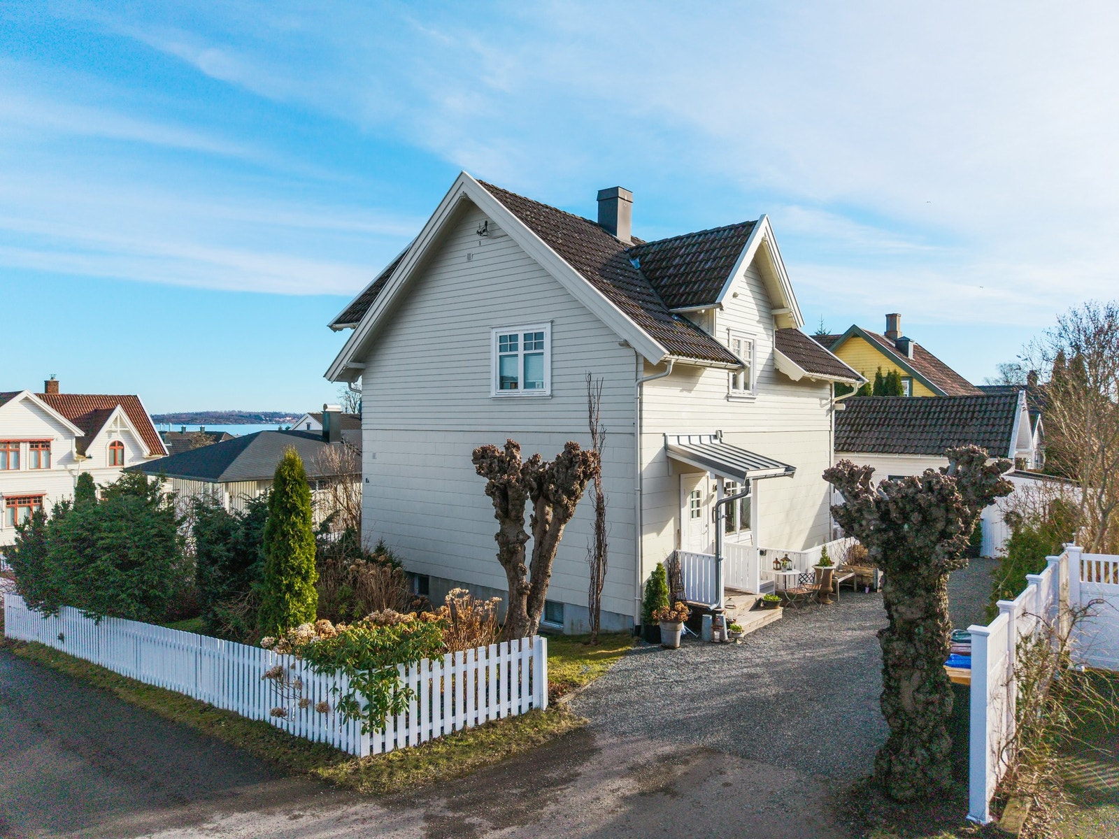 Gårdsplass og inngangsparti våren 26 Galleribilde