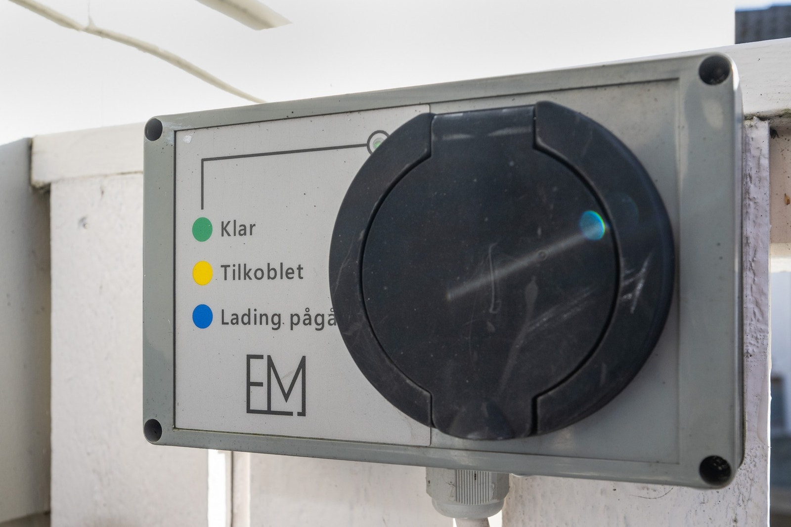 Det er montert el. bil lader på gårdsplassen Galleribilde