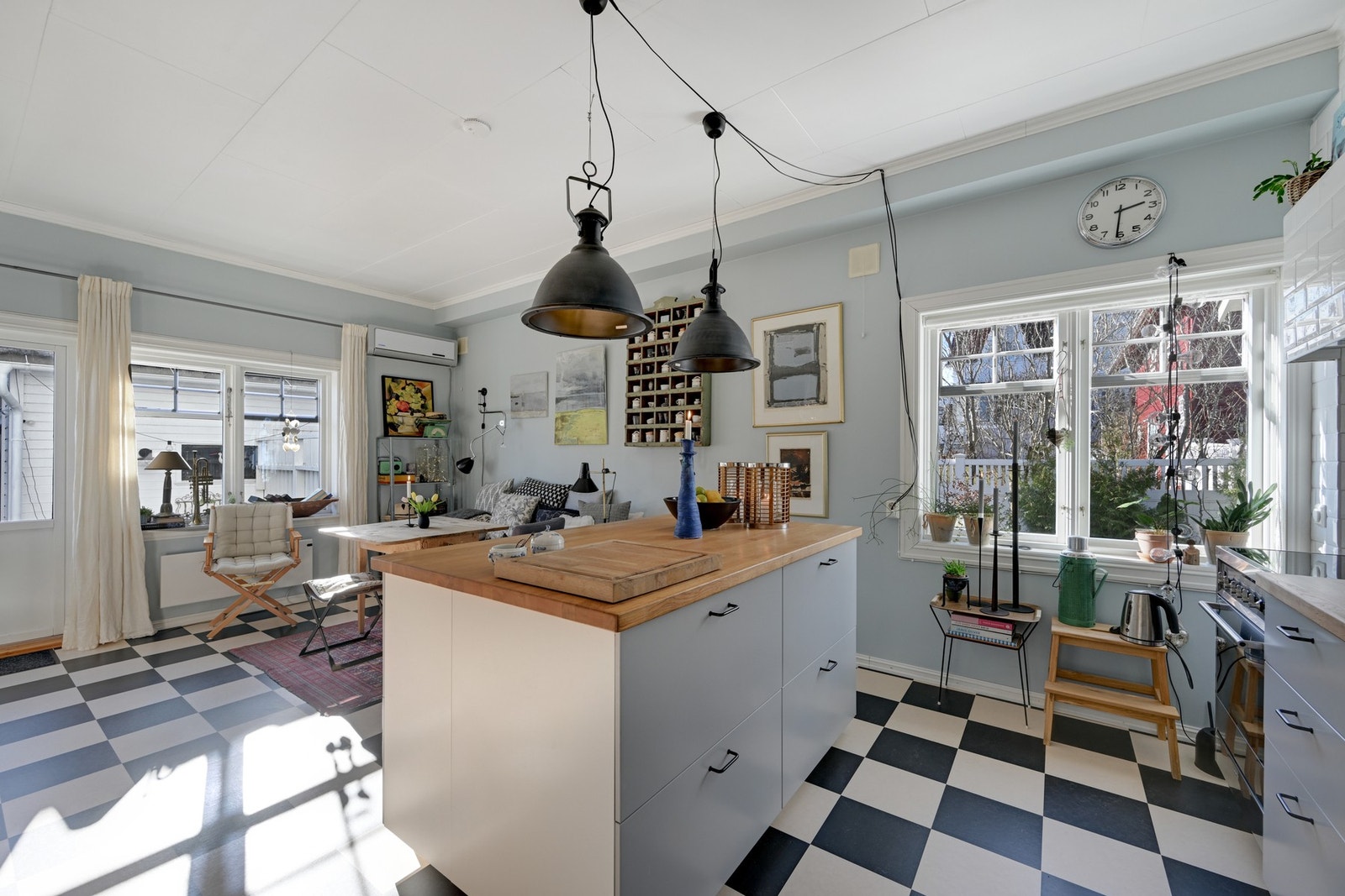 Et hjemmekoselig og trivelig kjøkken/allrom med utgang til terrasse Galleribilde