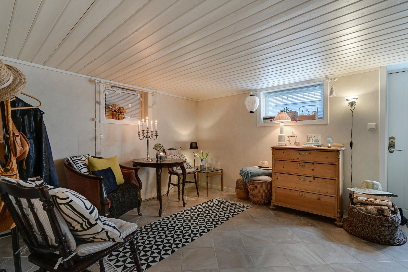 Kjellerstue med dør opp til gårdplassen Galleribilde