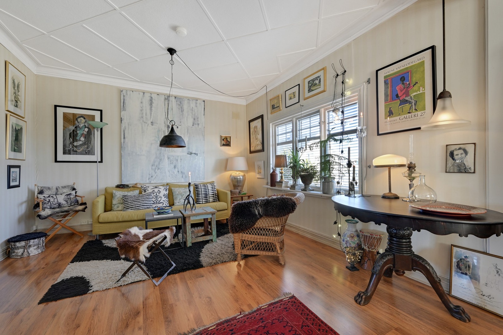 I 1. etasje er det to sammenhengende stuer Galleribilde