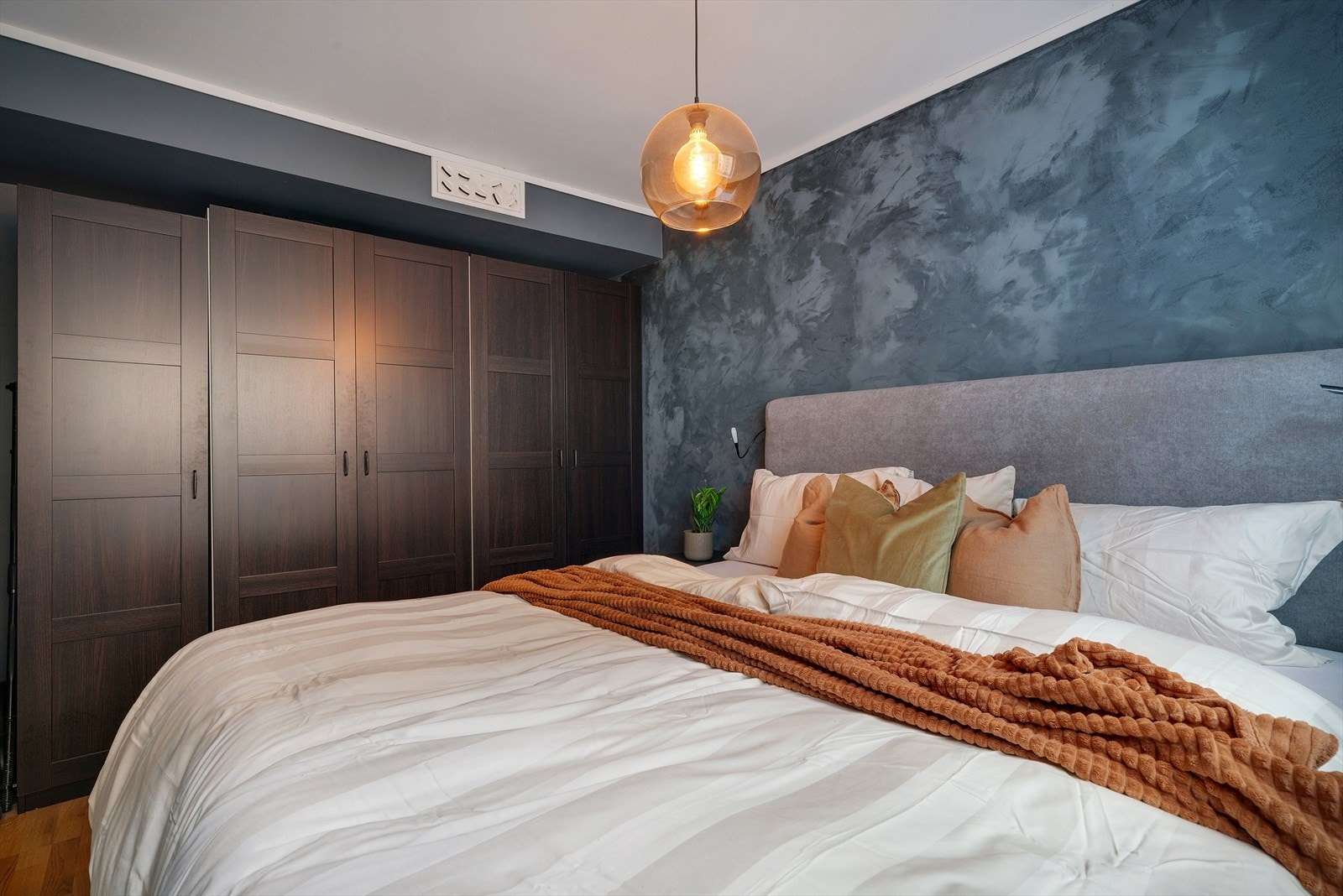 - Garderobeskapene medfølger til glede for ny eier. Her er det god plass til klær og tilbehør - Galleribilde