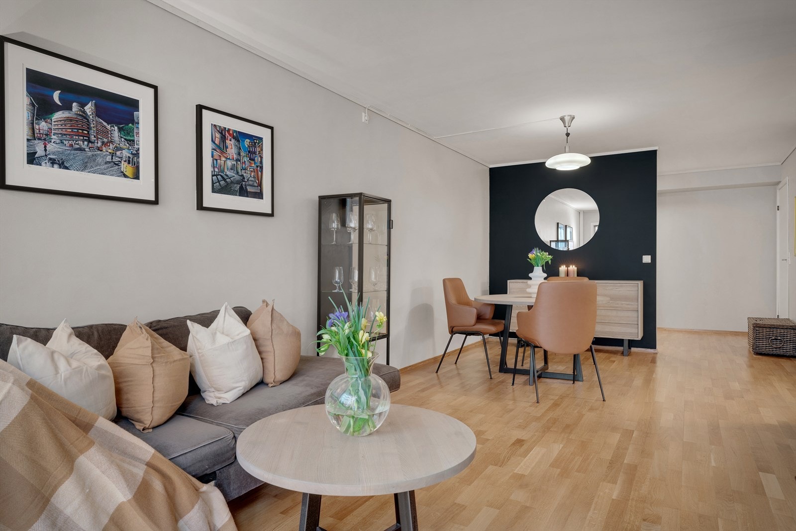 - Stuen oppleves romslig med åpen løsning mellom stue og kjøkken. Rommet måler 28,1 m² - Galleribilde