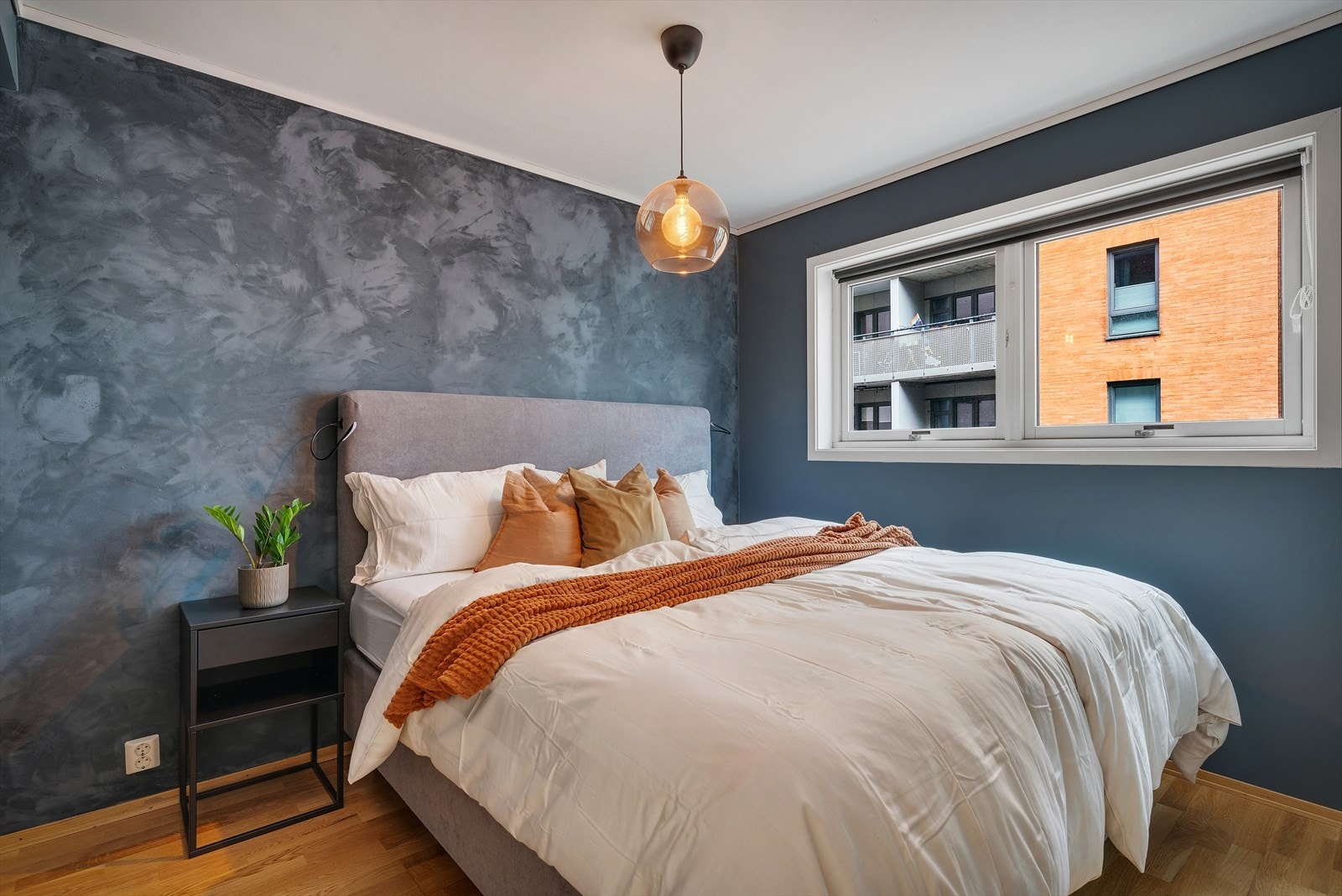 - Soverommet måler 9,9 m². Her er det god plass til dobbeltseng, garderobe og øvrig møbelement - Galleribilde