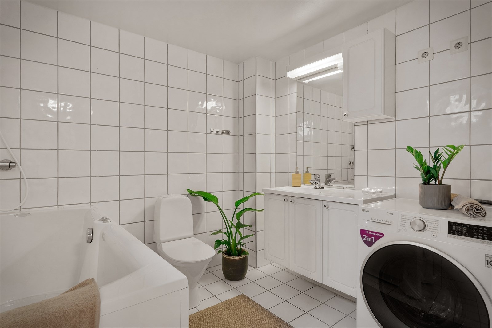 - Badet er helfliset og har innlagte varmekabler som sørger for behagelig gulvvarme - Galleribilde