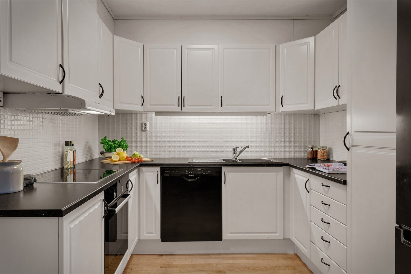 - Klassisk kjøkkeninnredning med rikelig med oppbevaringsplass i skuffer og skap - Galleribilde