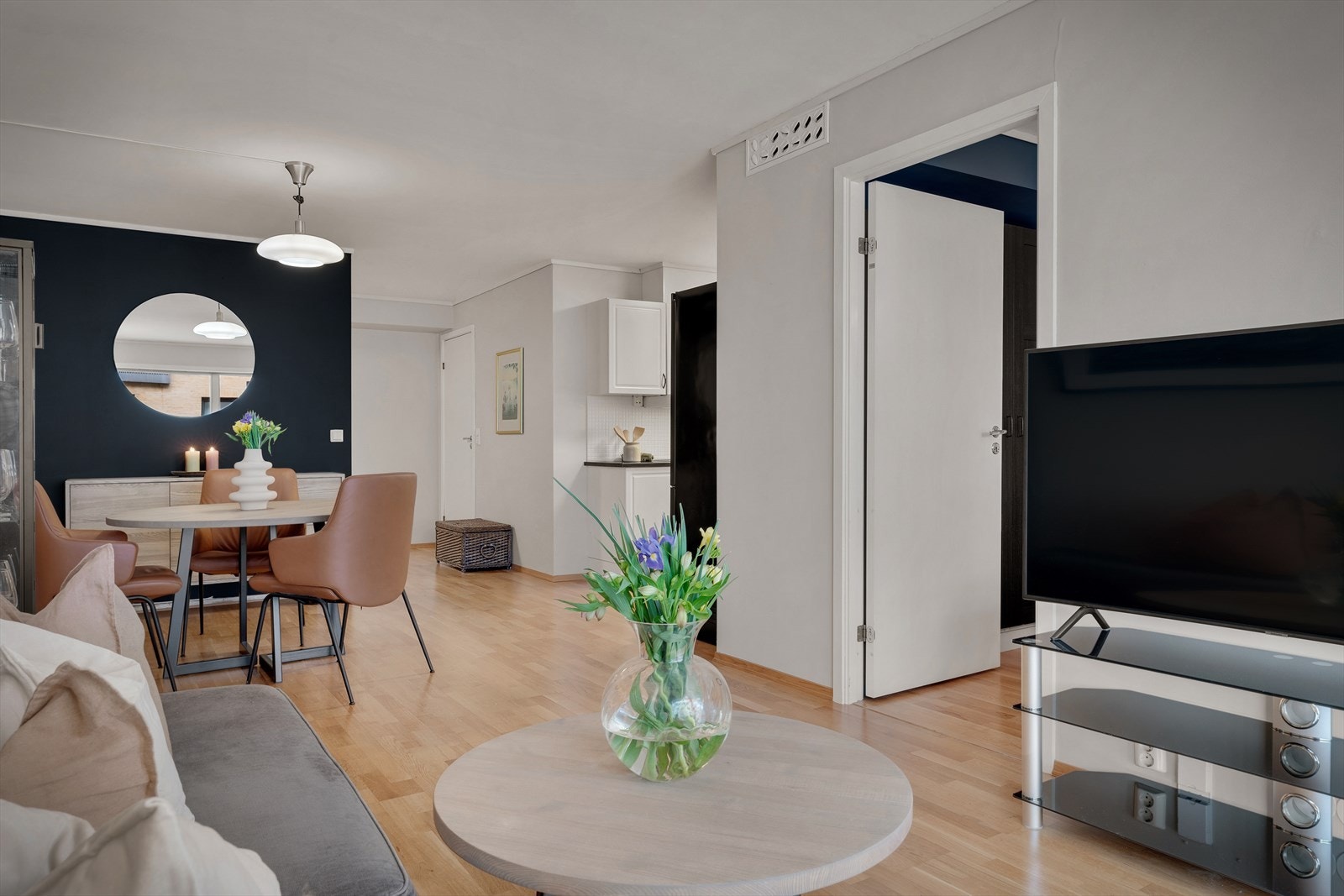 - Den åpne løsningen gjør at dette blir et praktisk og sosialt oppholdsrom - Galleribilde