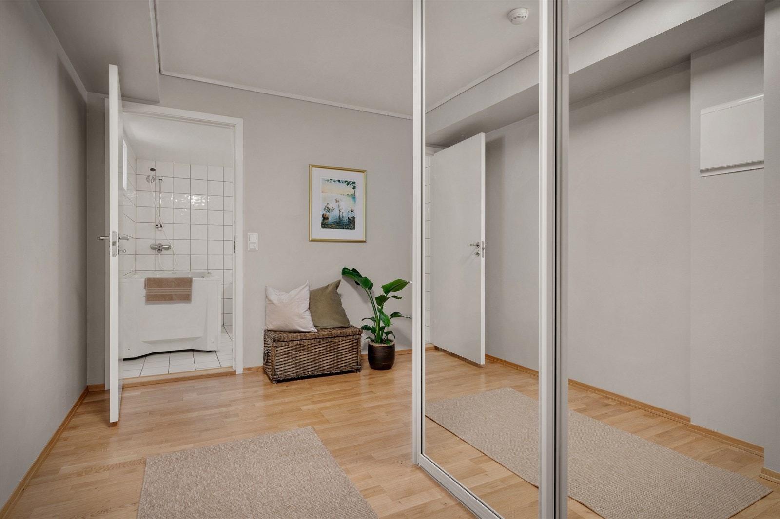 - Entré/gang på 7,4 m² byr på god plass til yttertøy i skyvedørsgarderobe - Galleribilde