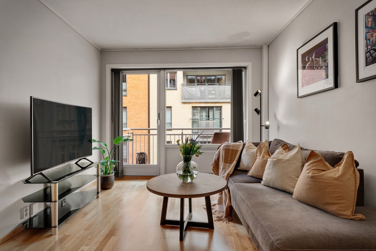 - Generøse vindusflater gir rikelig med dagslys - Galleribilde