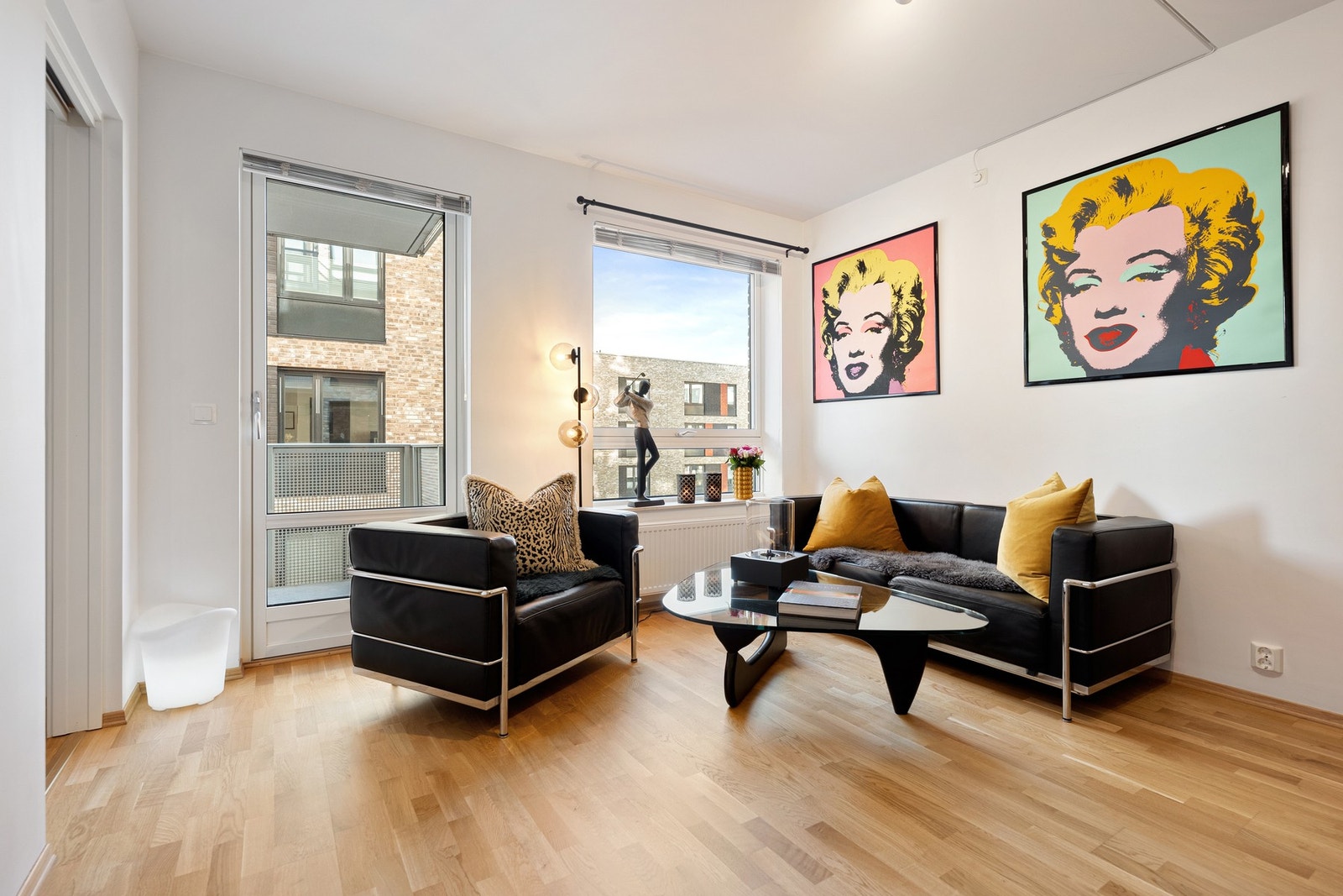 Leiligheten ligger fint til i byggets tredje etasje og byr på en moderne standard Galleribilde