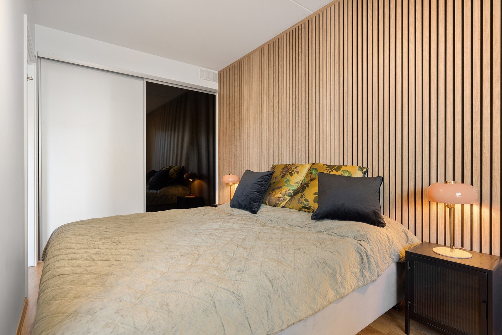 Stor skyvedøsgarderobe på soverommet Galleribilde