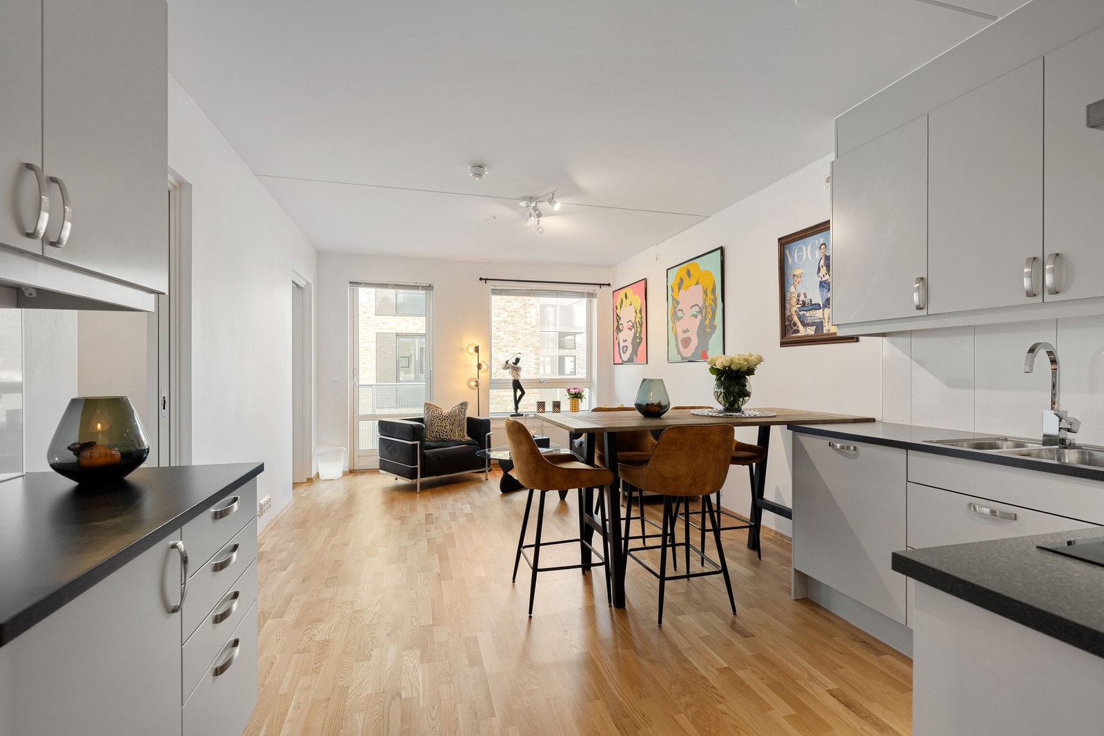 Lys og åpen planløsning med stue og kjøkken Galleribilde