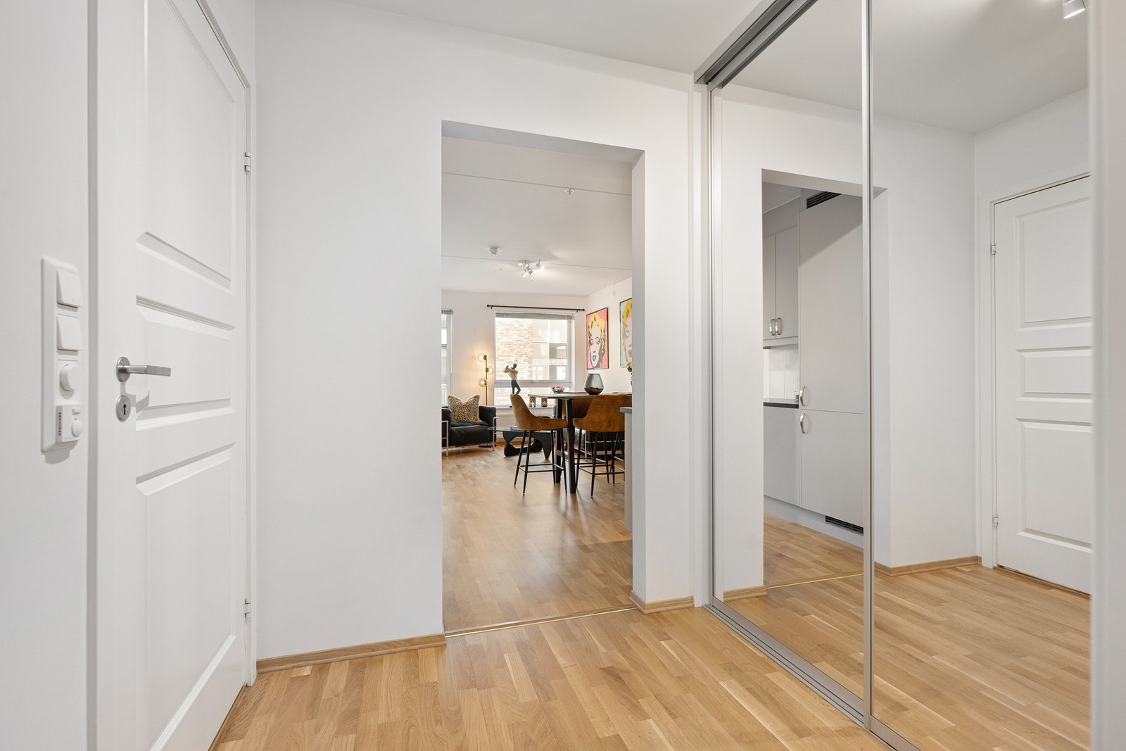 Stor entré med romslig garderobe/bod med skyvedører Galleribilde