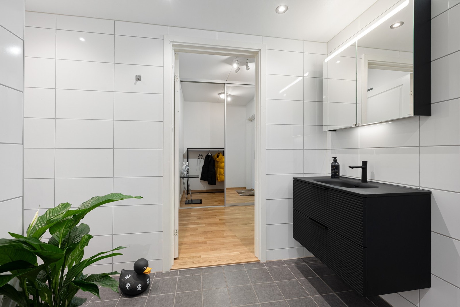 Stort, flislagt baderom med elektrisk gulvvarme Galleribilde