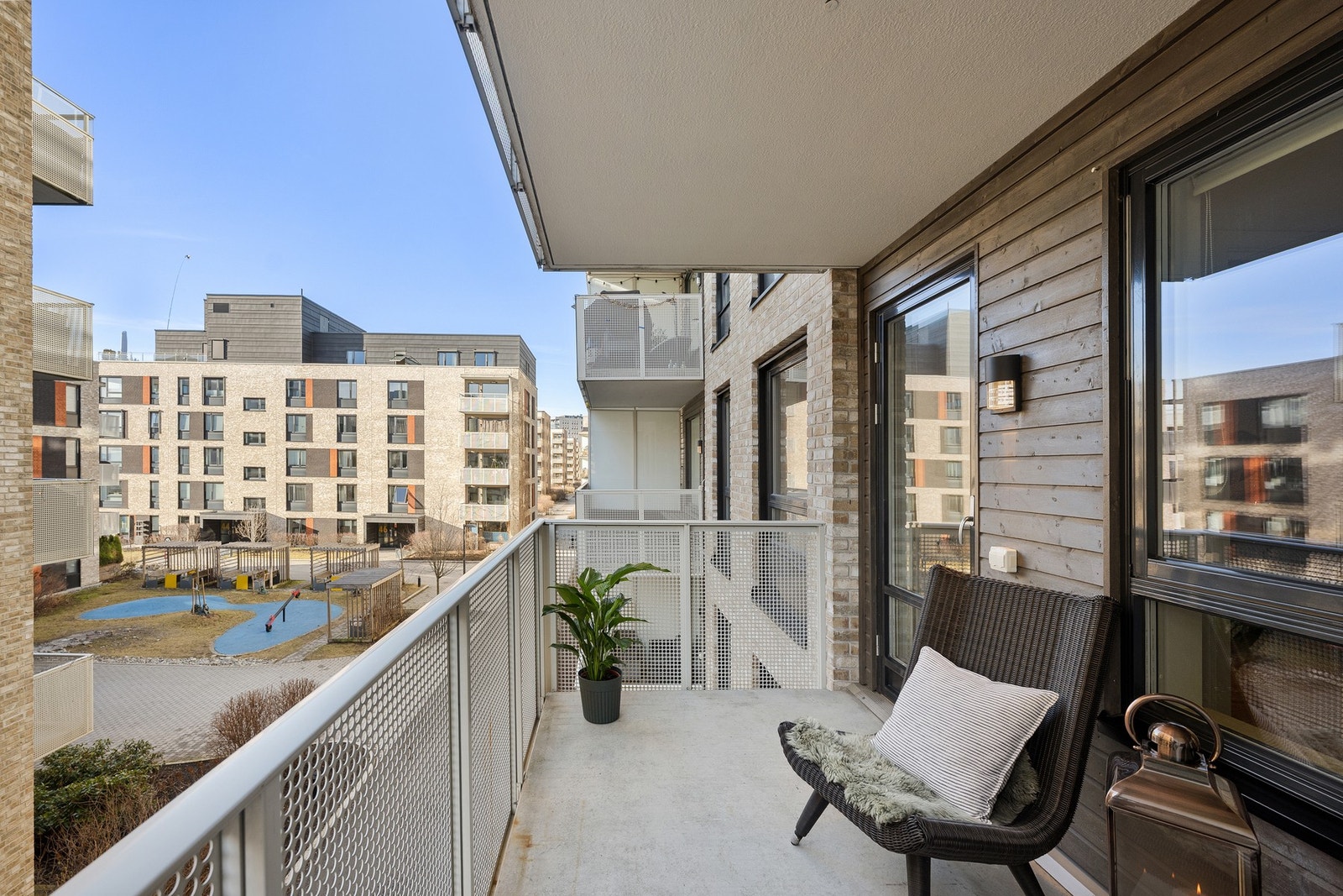 Sør/vestvendt balkong på 8 kvm som vender inn mot rolige fellesarealer Galleribilde