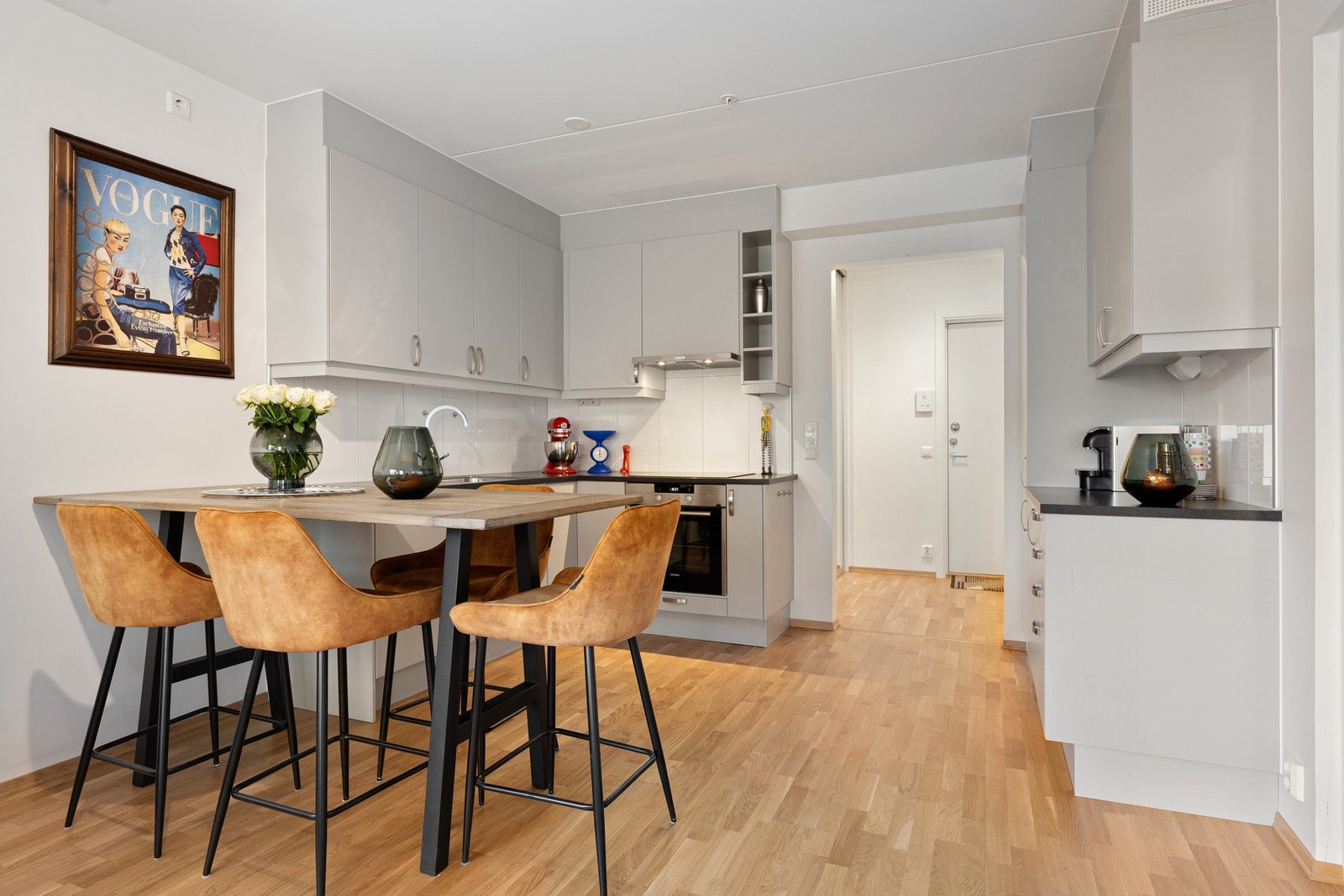 Separat kjøkkennisje til høyre i bildet, med benkeplass og integrert kjøleskap Galleribilde