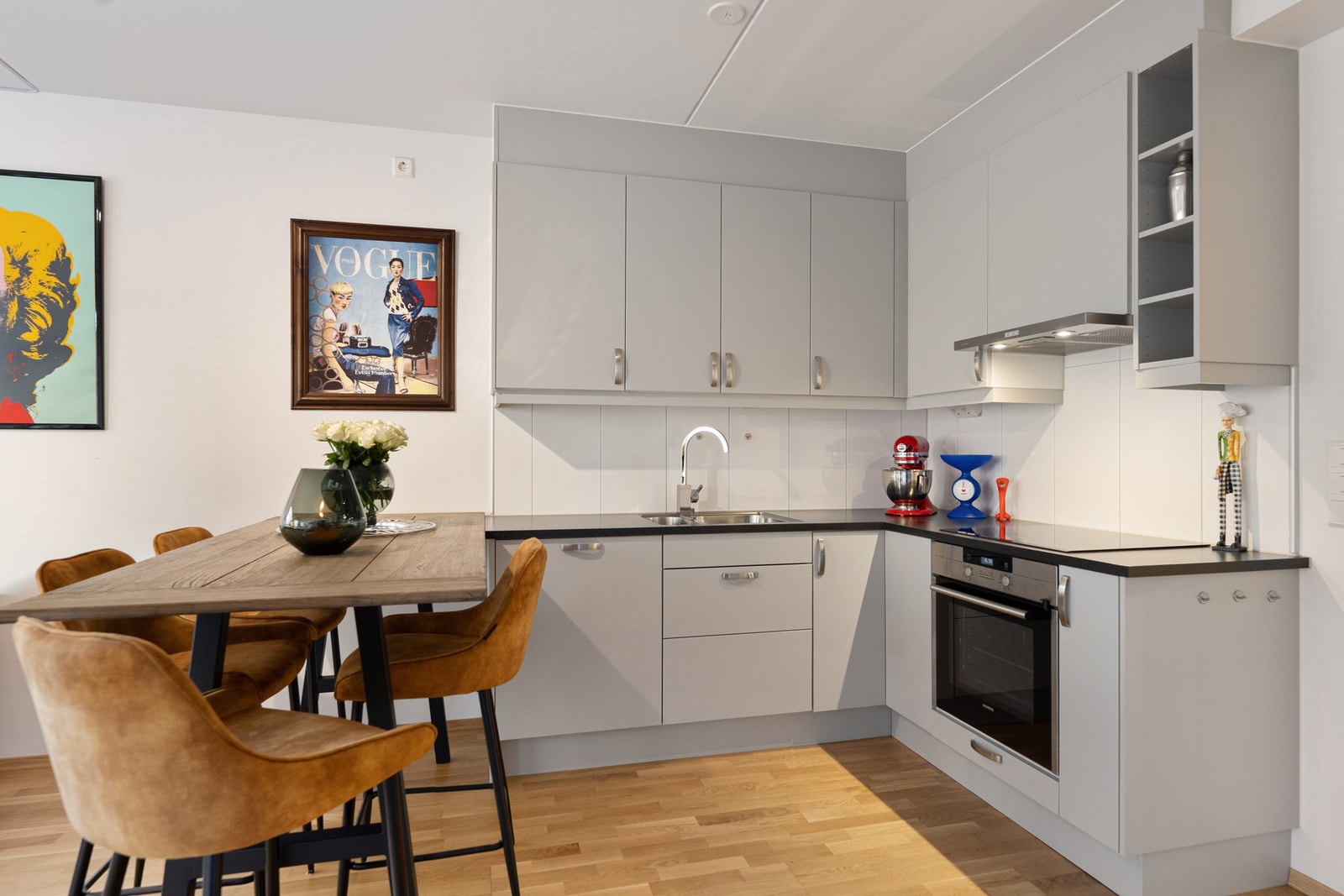 Stilrent og moderne kjøkken med integrerte hvitevarer Galleribilde