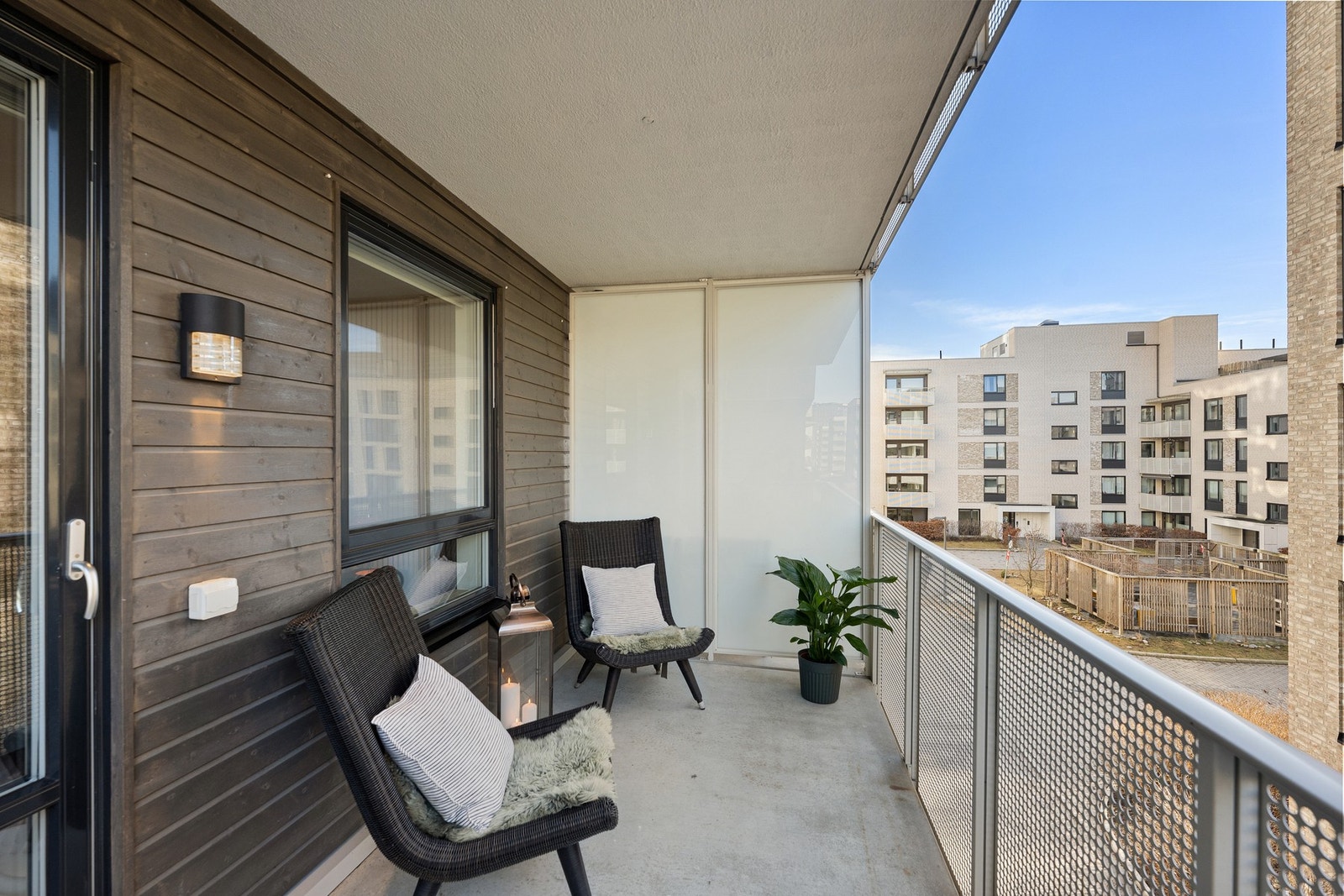 God plass til grill og utemøblement på balkongen Galleribilde