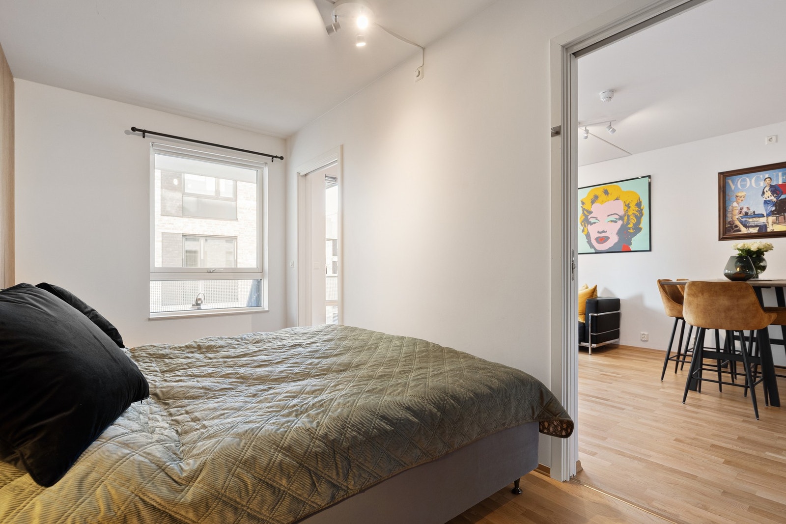 Soverom med to skyvedører fra stuen, en arealeffektiv løsning for plassutnyttelse på soverommet Galleribilde