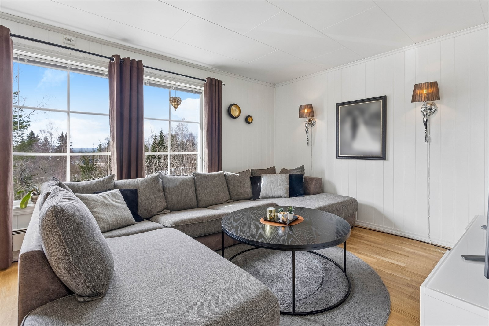 Store vindusflater gir rikelig med dagslys og en fin kontakt med omgivelsene. Galleribilde