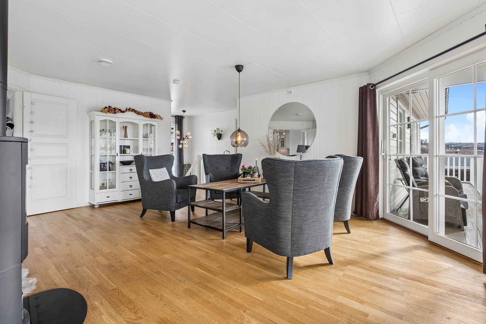 Fra stuen er det direkte utgang til en dels overbygget terrasse mot vest. Galleribilde