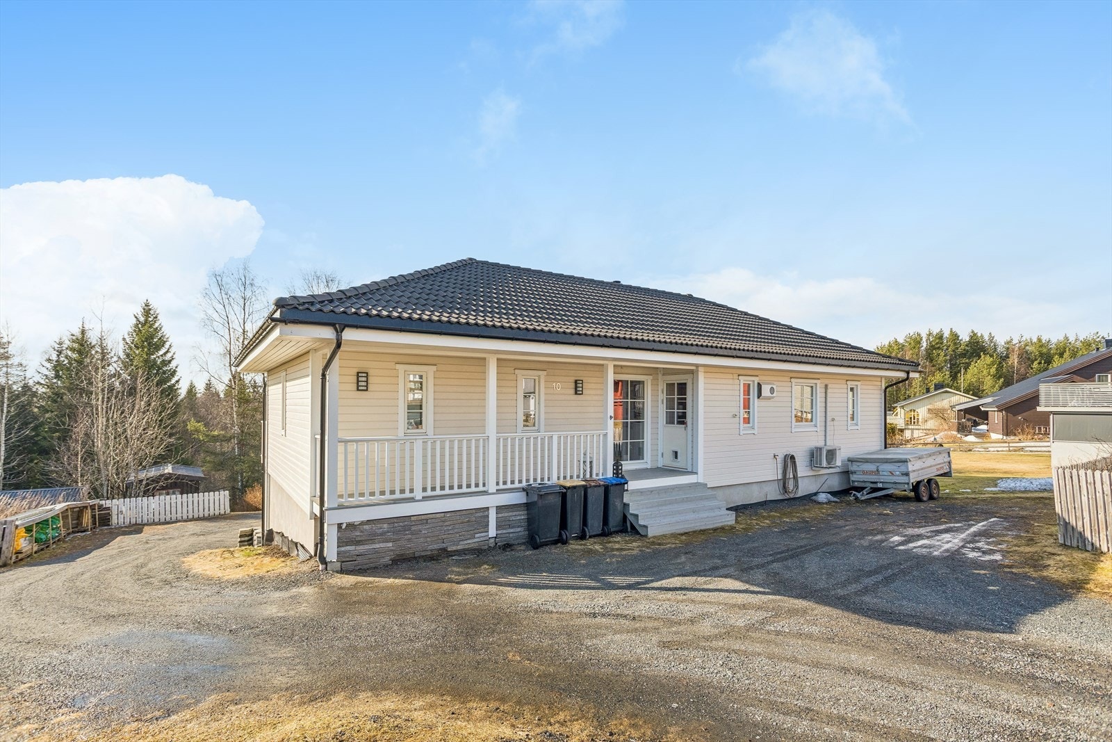 Enebolig fra 2015 over to plan med totalt fem soverom og flere uteplasser. Tomten er opparbeidet med gruset gårdsplass og plen. Galleribilde