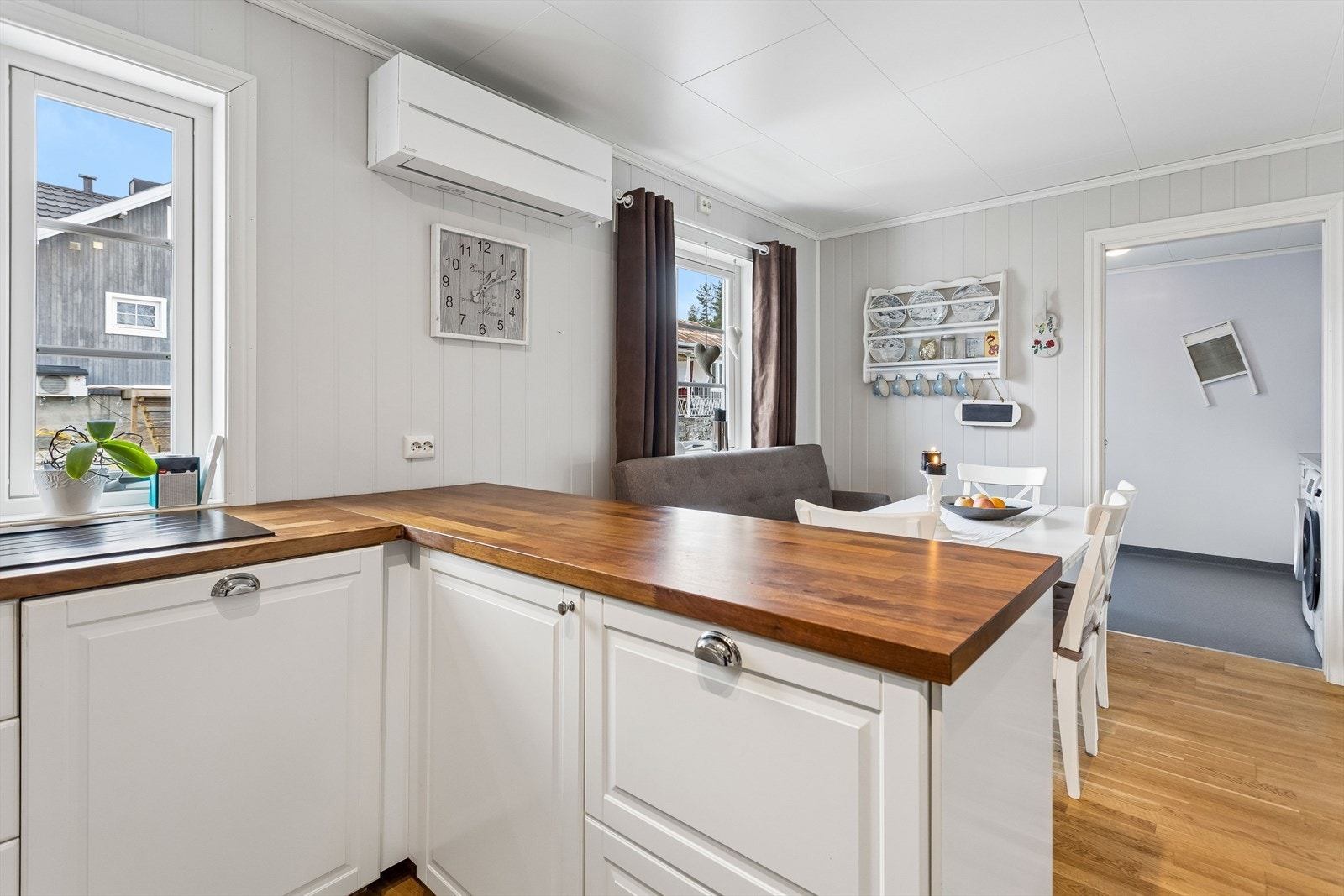 Fra kjøkkenet er det adkomst til vaskerommet via en praktisk skyvedør. Galleribilde