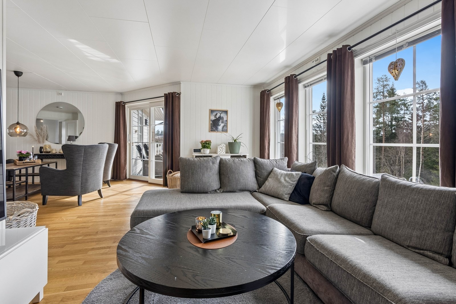 En tofløyet dør forbinder stuen med kjøkkenet, og skaper en fin flyt mellom rommene. Galleribilde