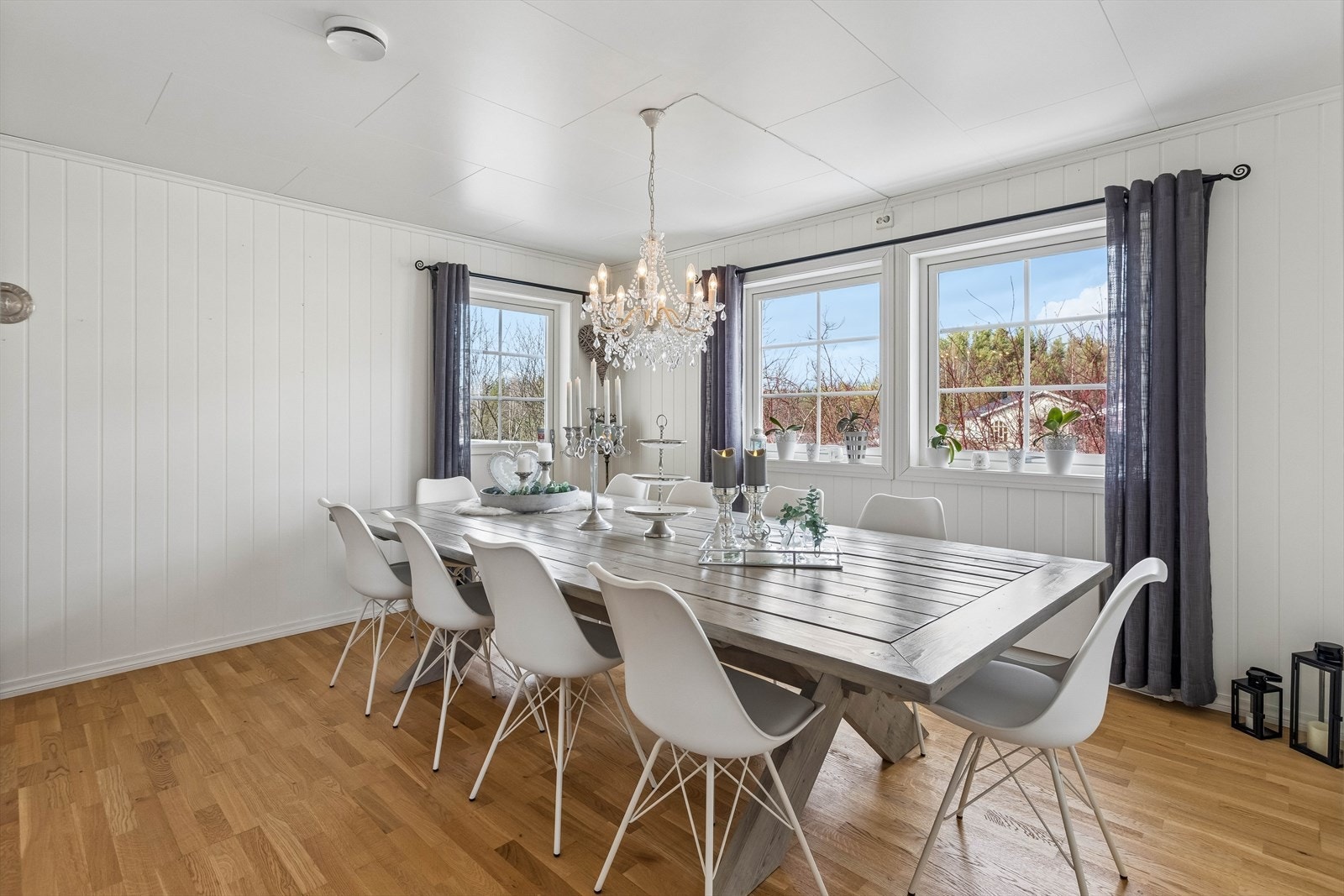 Spisestuen har god plass til langbord og utgang til en åpen terrasse mot nordvest. Galleribilde