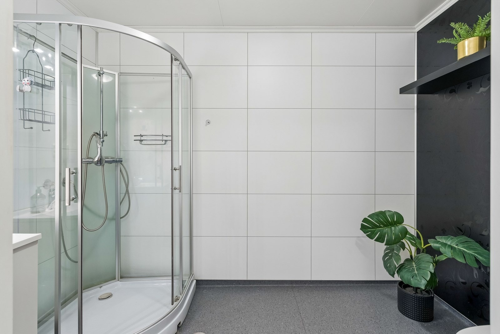 Her er det elektrisk gulvvarme, belegg på gulv og baderomsplater på veggene. Galleribilde