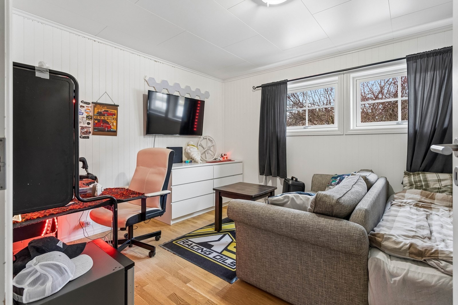 Boligen har totalt fem soverom. Dette er ett av de tre soverommene i underetasjen. Galleribilde